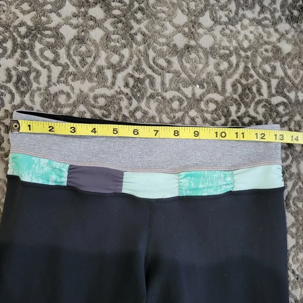 Lululemon Reversable Cropped Work out Leggings Size 4 - Picture 9 of 10